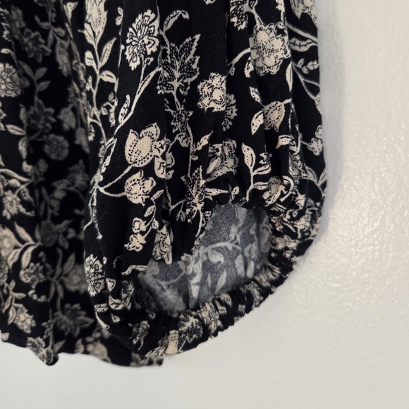 Old Navy Floral Black and White Women's Top - Picture 4 of 4